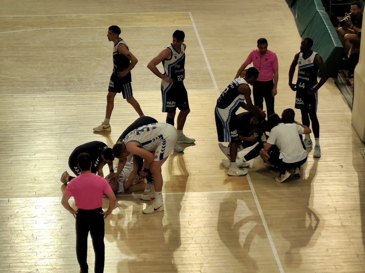 Jugadores de baloncesto en el suelo durante un partido entre Fuenlabrada y Palencia