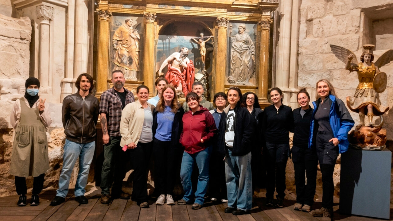 Grupo de estudiantes en curso de antropología y arqueología funeraria en la Catedral de Palencia