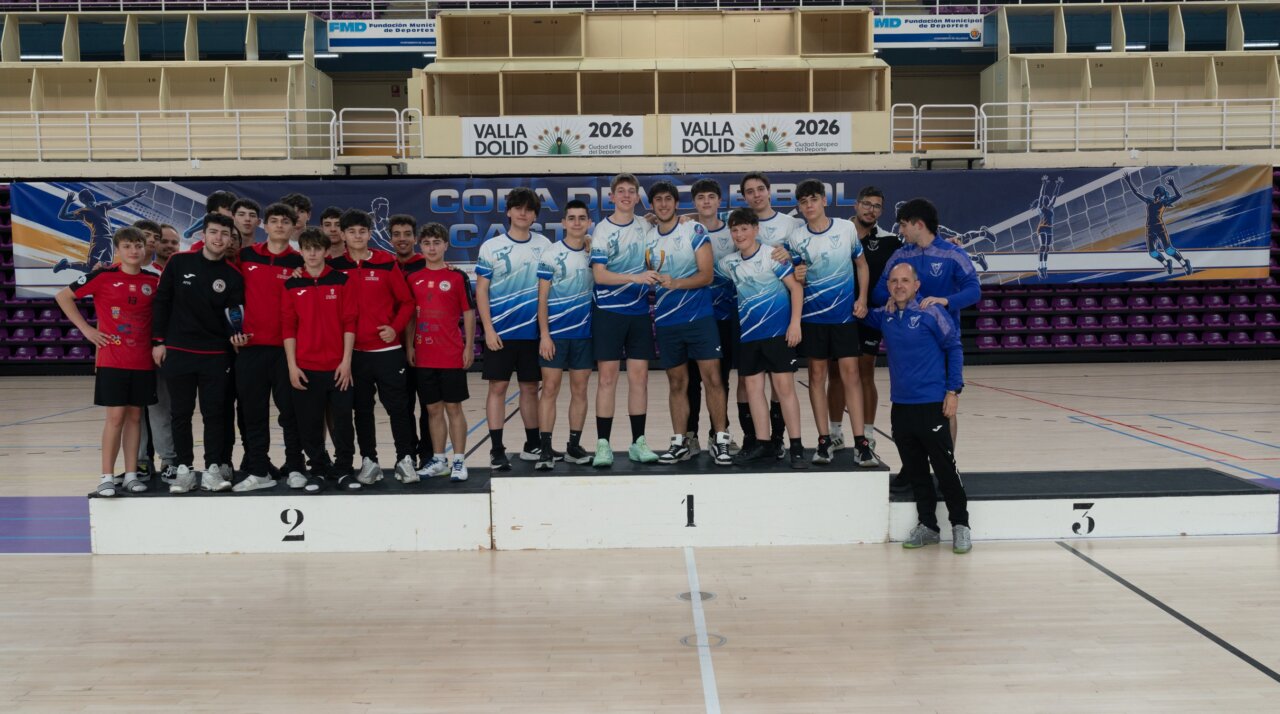 Equipo juvenil masculino del CV Palencia en el podio de la Copa de Castilla y León
