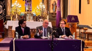 Conferencia sobre la realeza de María en la capilla con tres ponentes.