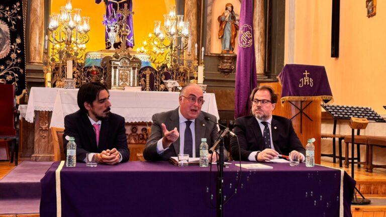 Conferencia sobre la realeza de María en la capilla con tres ponentes.