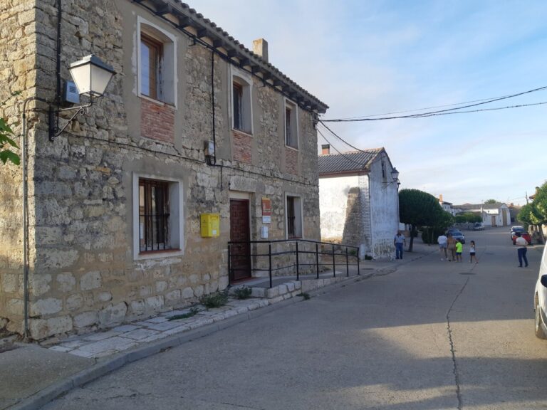 Vista de la calle en Paredes de Monte con vecinos reunidos