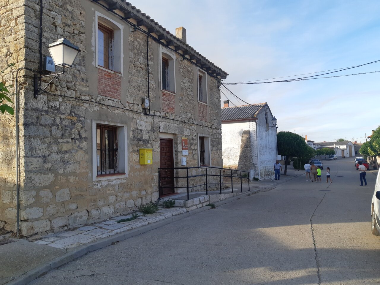 Vista de la calle en Paredes de Monte con vecinos reunidos