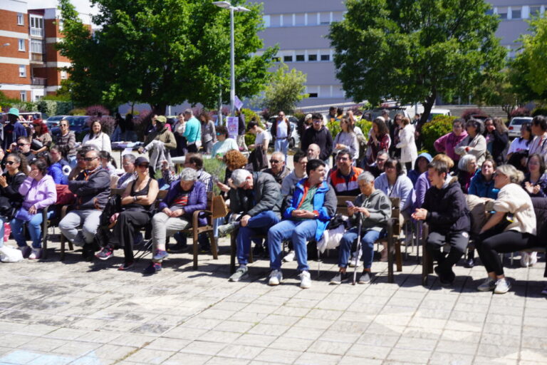 Multitud de personas sentadas en un desfile de moda sostenible en Palencia
