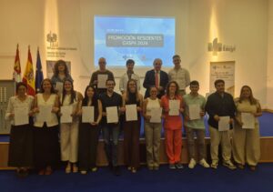 Grupo de residentes en la despedida de GASPA 2026 mostrando sus certificados