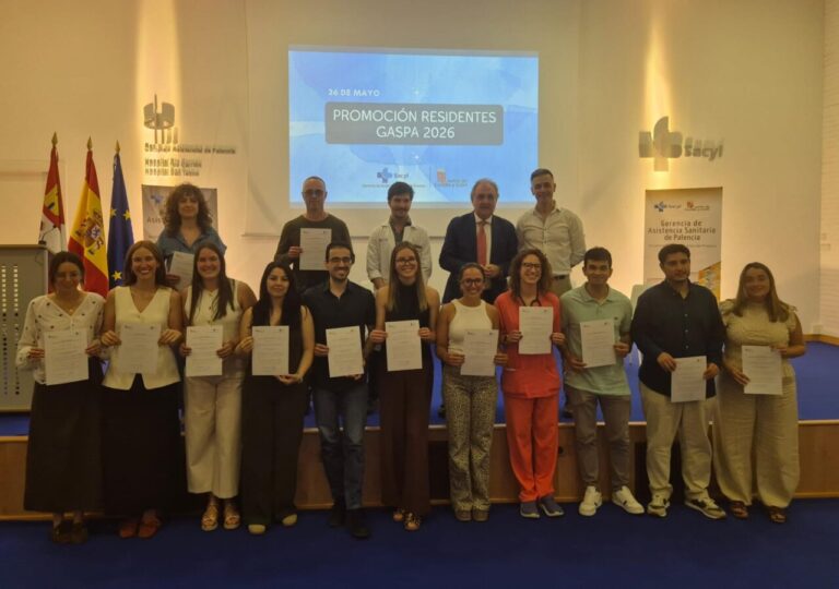Grupo de residentes en la despedida de GASPA 2026 mostrando sus certificados