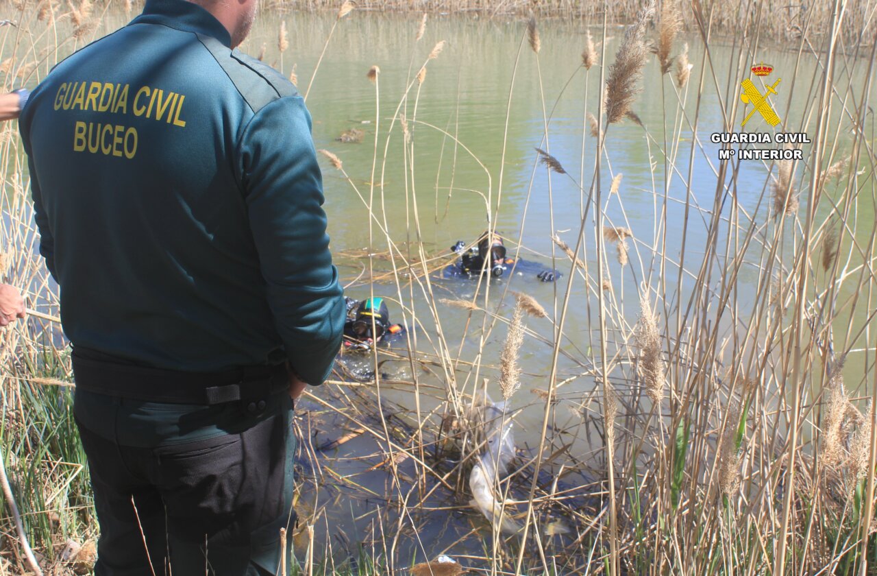 Agentes de la Guardia Civil buceando en el Canal de Castilla