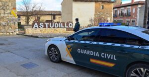 Vehículo de la Guardia Civil en Astudillo tras un hurto de coche.