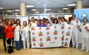Profesionales de salud en el Hospital Río Carrión promoviendo la higiene de manos.