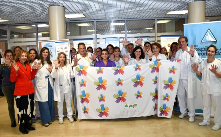 Profesionales de salud en el Hospital Río Carrión promoviendo la higiene de manos.