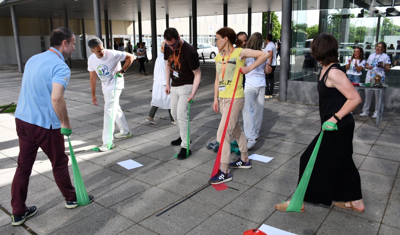 Participantes realizando ejercicios en el Día Mundial de la Nutrición