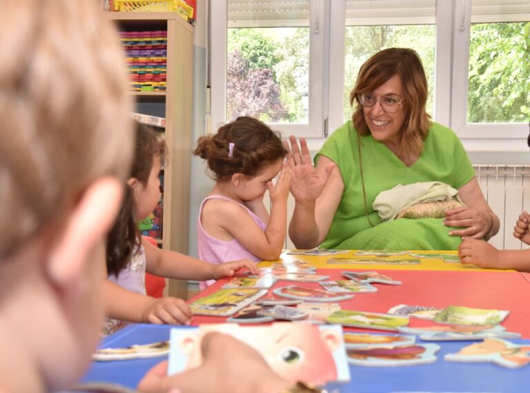 Ángeles Armisén interactuando con niños en un programa de conciliación familiar