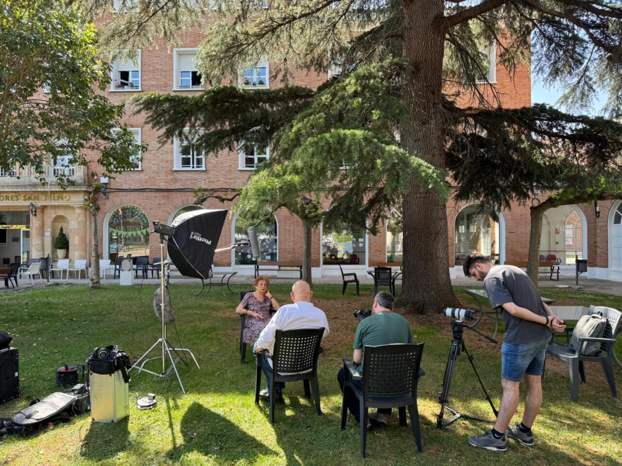 Grabación de un documental en un parque con entrevistas