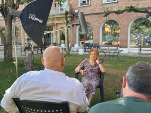 Entrevista a una mujer mayor en un documental sobre centenarias