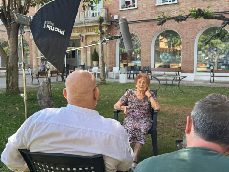 Entrevista a una mujer mayor en un documental sobre centenarias