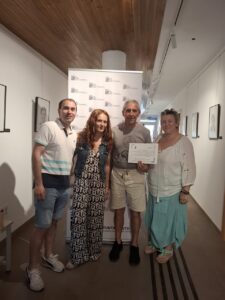 Miembros de Amidecon recibiendo un diploma de donación en Palencia