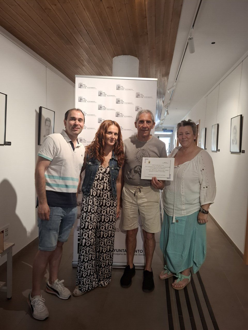 Miembros de Amidecon recibiendo un diploma de donación en Palencia