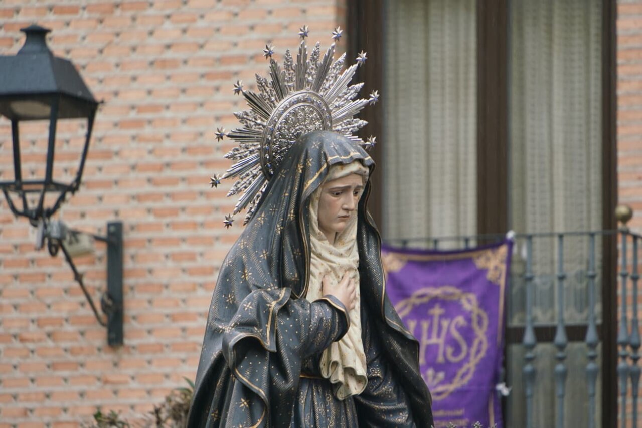 Estatua de la Virgen de la Amargura en Palencia durante un evento religioso