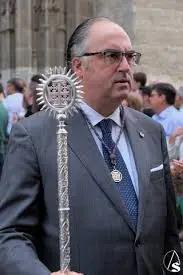 Eduardo del Rey sosteniendo un cetro durante un evento religioso en Palencia
