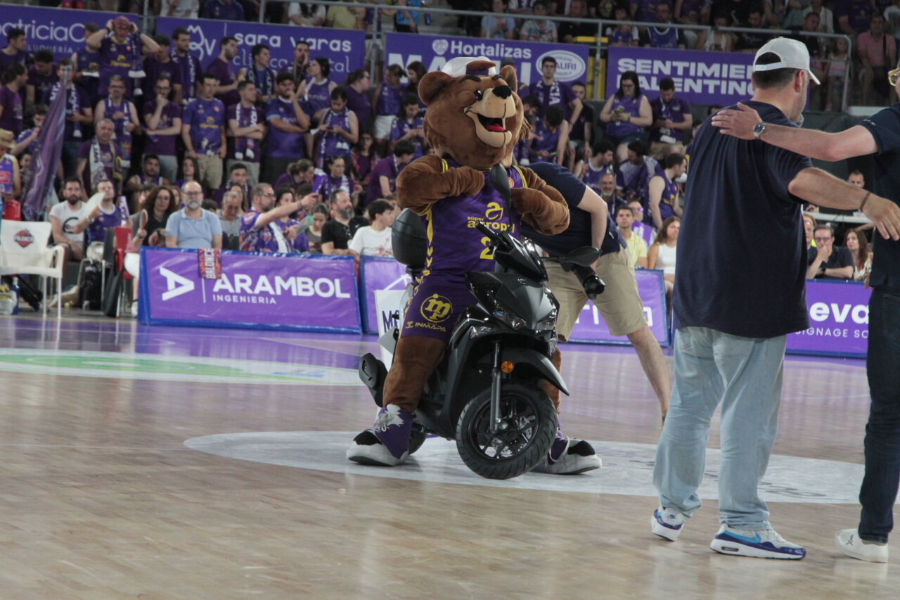 Mascota en la cancha de baloncesto durante un evento deportivo