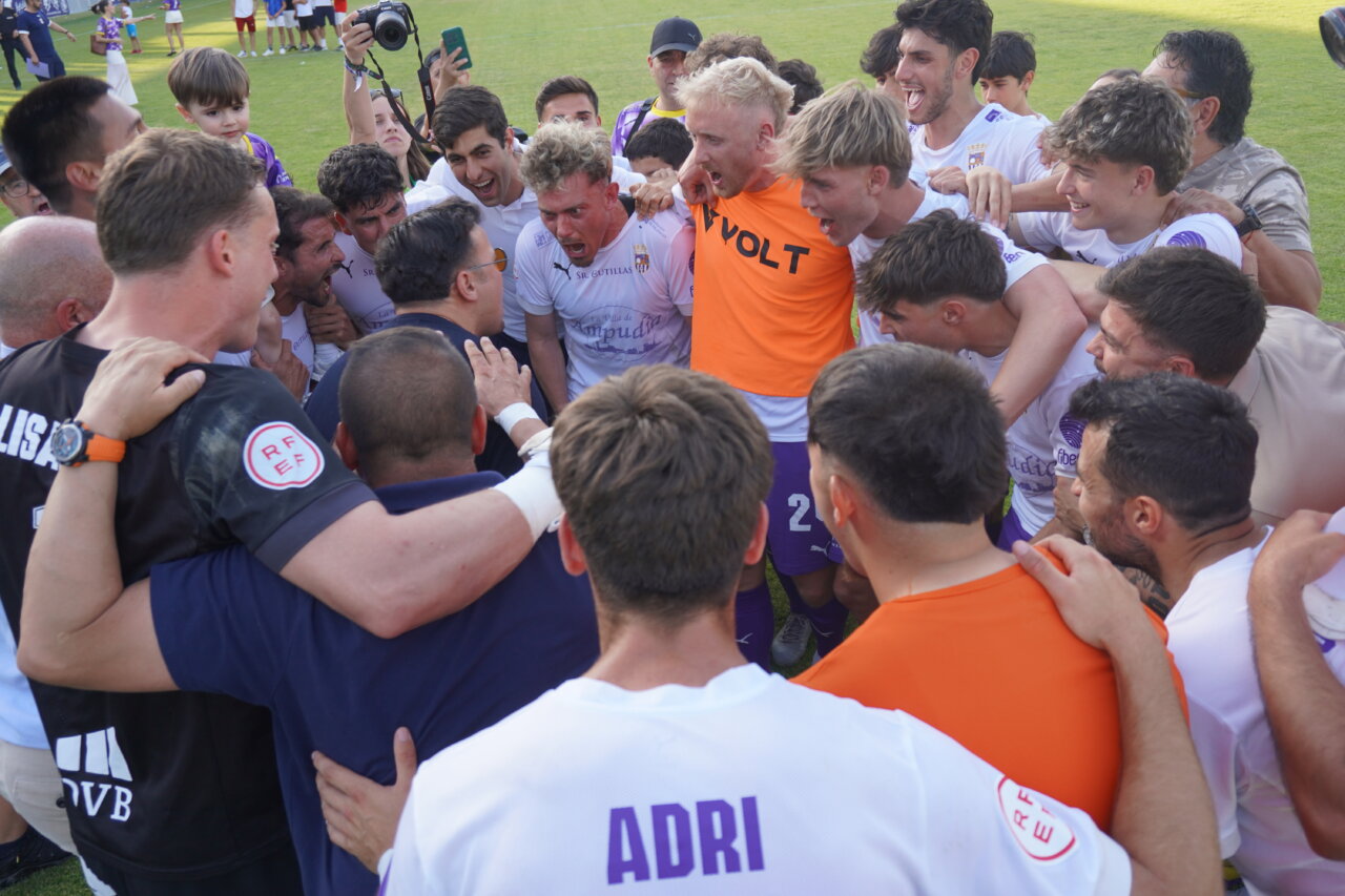 Jugadores del Palencia Cristo Atlético celebrando tras un partido de fútbol