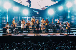El grupo El Naán actuando en un concierto con varios músicos en el escenario.