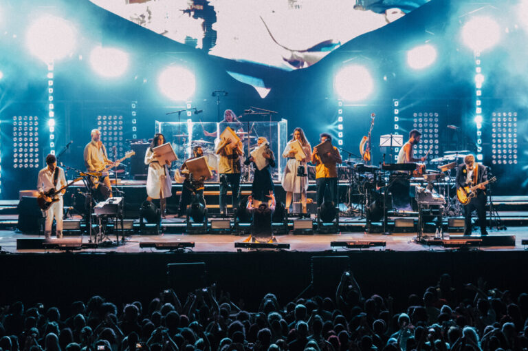 El grupo El Naán actuando en un concierto con varios músicos en el escenario.