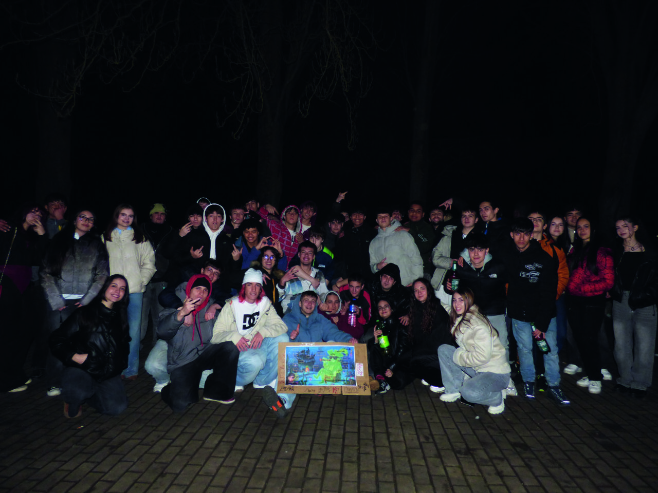 Grupo de jóvenes reunidos en un encuentro de rap en Palencia.