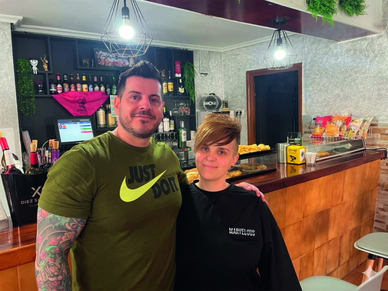 María y Juan Carlos en el nuevo bar Rincón de María con comida y bebidas