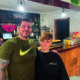 María y Juan Carlos en el nuevo bar Rincón de María con comida y bebidas