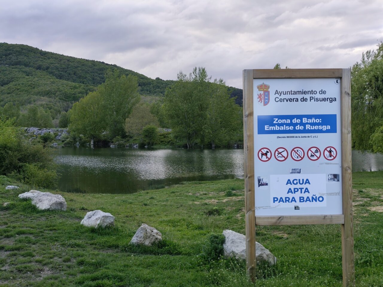 Zona de baño en el embalse de Ruesga, Cervera de Pisuerga.