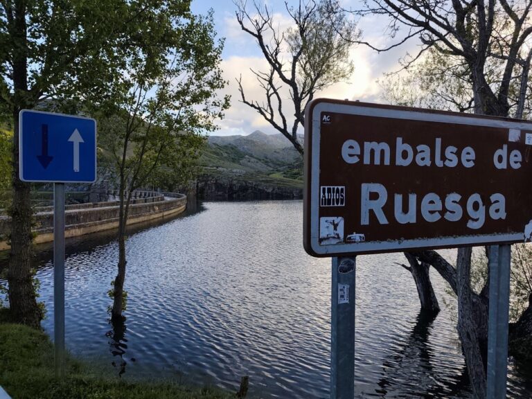 Vista del embalse de Ruesga con señalización y paisaje natural
