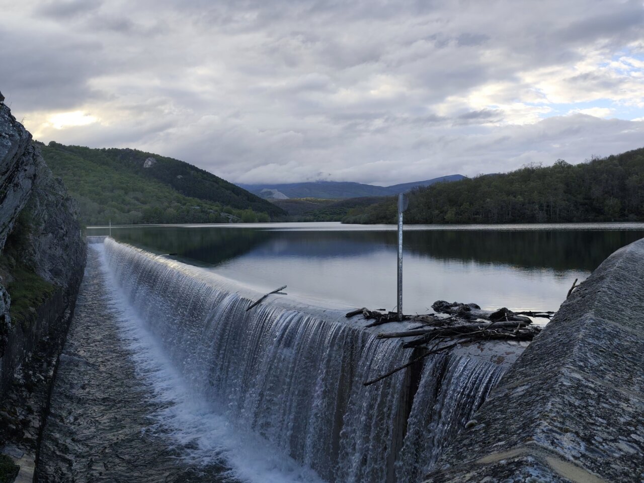 Vista de un embalse en Palencia con agua desbordando por la presa