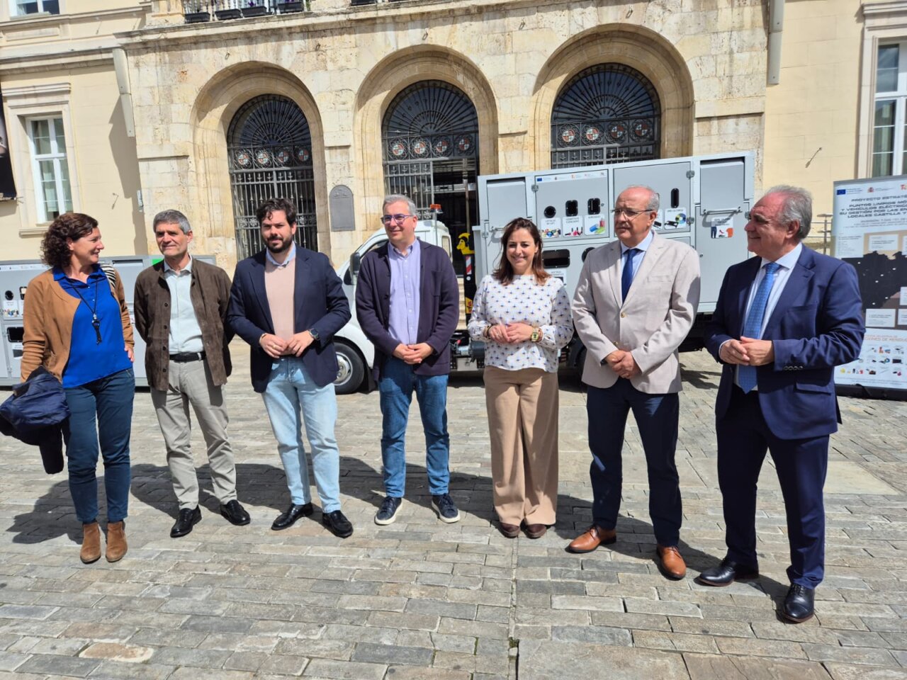 Entrega de puntos limpios móviles en Palencia con autoridades locales presentes