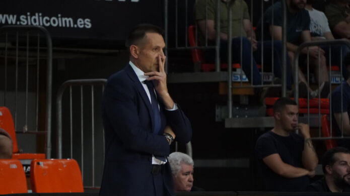 Entrenador del Súper Agropal Palencia durante un partido de baloncesto