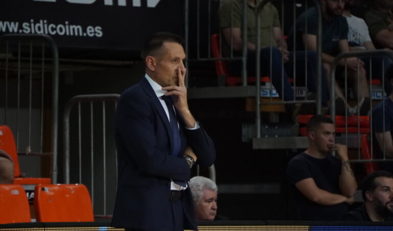 Entrenador del Súper Agropal Palencia durante un partido de baloncesto