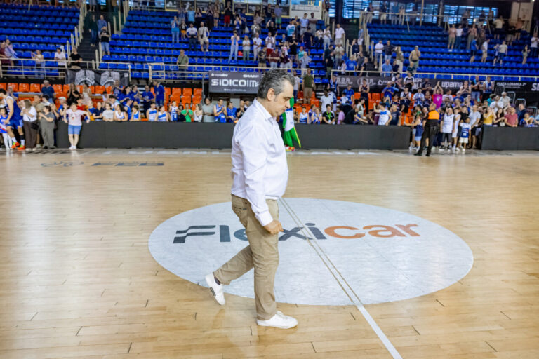 Entrenador del Fuenlabrada caminando en la cancha de baloncesto