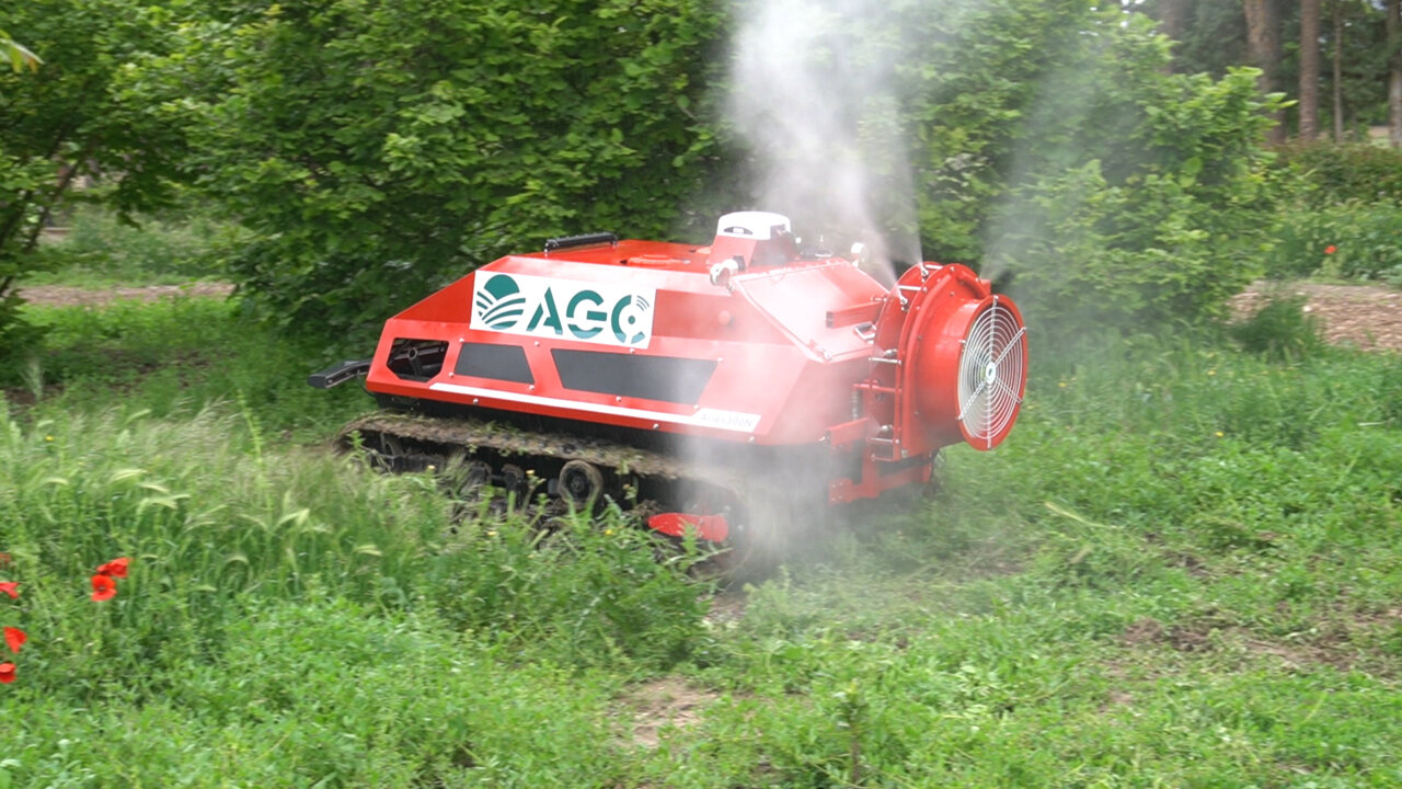 Equipo autónomo de pulverización AGC en un campo verde