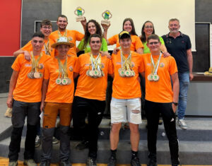 Equipo del CIFP Viñalta con medallas y trofeos tras ganar AgroChallenge