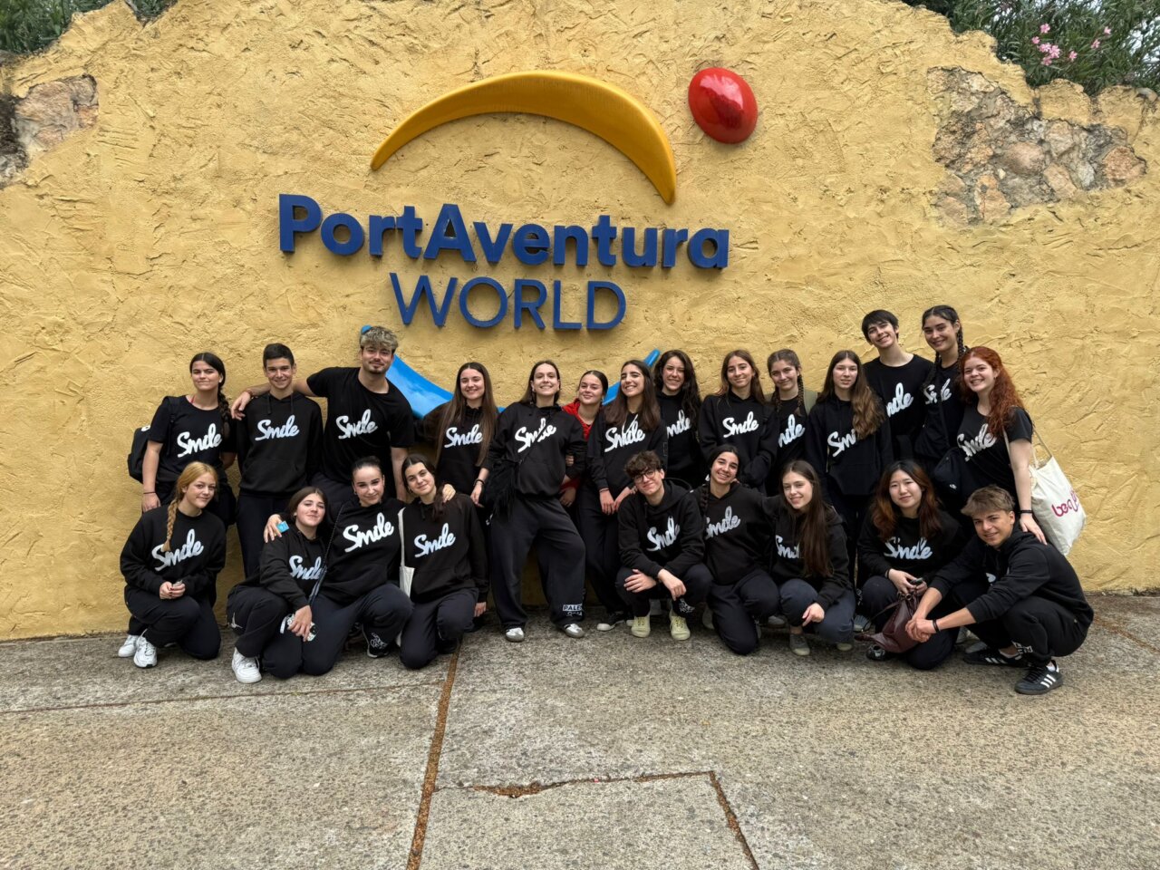 Grupo de estudiantes de danza de la escuela Smile en PortAventura