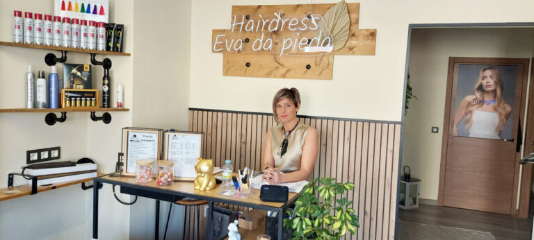 Interior de Eva Estilista Unisex con productos de belleza y decoración moderna