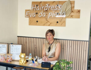 Interior de Eva Estilista Unisex con productos de belleza y decoración moderna