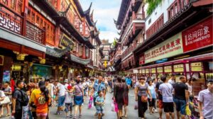 Calle tradicional en China con turistas y arquitectura típica