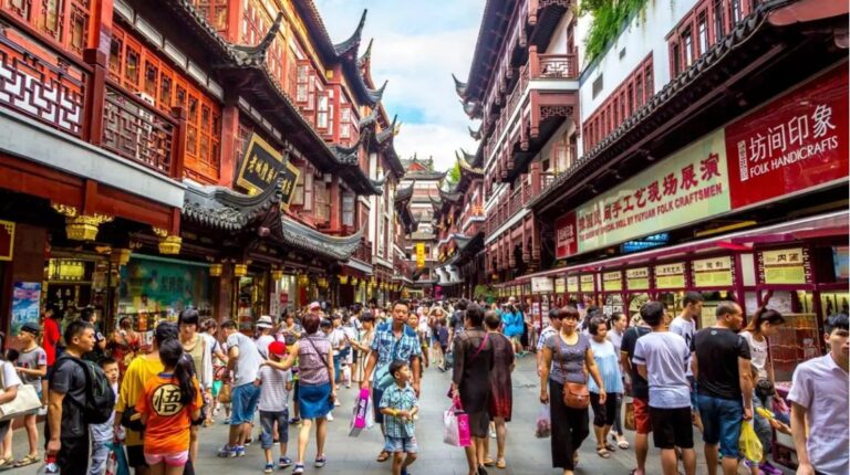Calle tradicional en China con turistas y arquitectura típica
