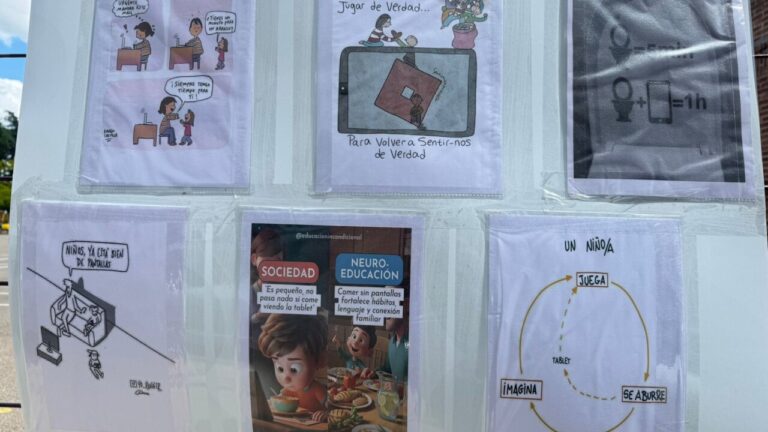 Carteles de una exposición escolar sobre el uso de pantallas