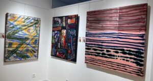 Tres obras de arte contemporáneo de José Antonio Sancho en exposición.