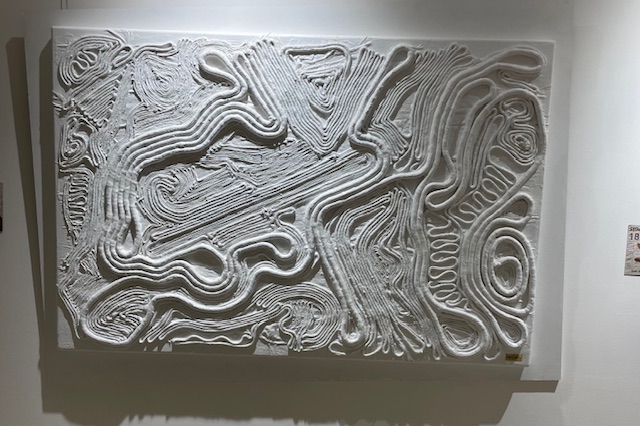Obra de José Antonio Sancho con texturas blancas y formas abstractas