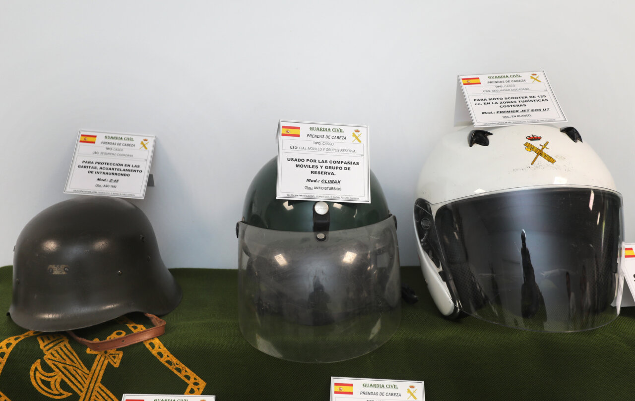 Casco de la Guardia Civil en una exposición sobre prendas de cabeza