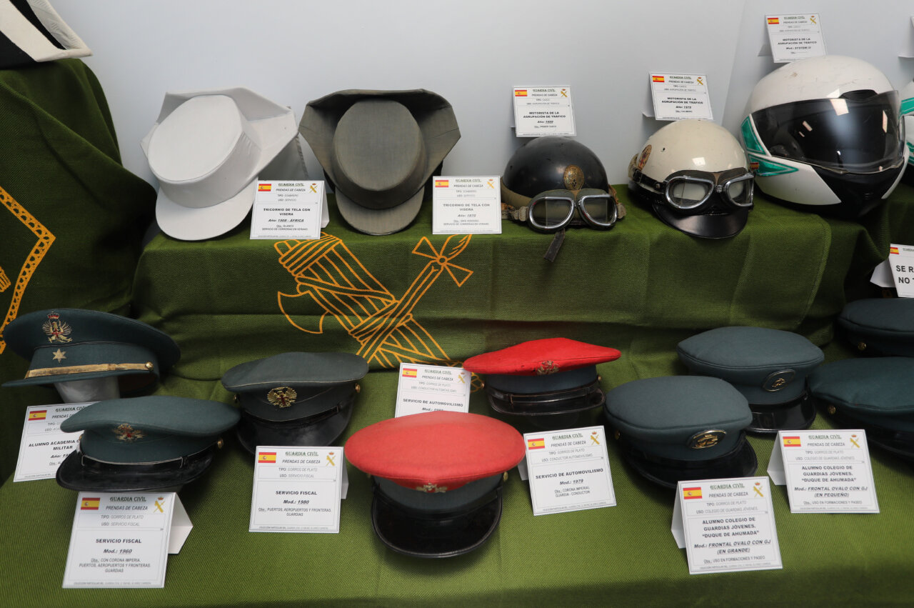 Diversas prendas de cabeza de la Guardia Civil en exposición