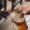 Barman llenando un vaso con cerveza artesanal desde una bomba de bar